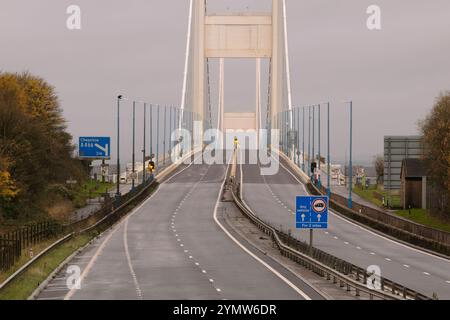 Bristol, le 23 novembre 2024. De fortes rafales de vent de la tempête Bert ont forcé la fermeture de l'ancien pont M48 Severn, ce qui signifie un voyage plus long pour beaucoup aujourd'hui. Le trafic entre le pays de Galles et l'Angleterre est dévié sur le pont M4 Prince of Wales, laissant l'ancienne M48 déserte. Crédit : JMF News/Alamy Live News Banque D'Images