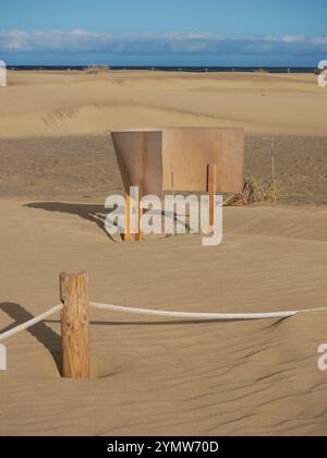 Barrières de clôture spéciales pour la conservation des plantes écosystémiques de dune à Maspalomas, Gran Canaria. Réserve naturelle pour protéger la plante Traganum Moquinii, whic Banque D'Images