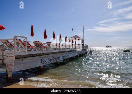 Juan les Pins, France. 3 octobre 2019. Jetée Garden Beach Hotel avec chaises longues. Crédit : Vuk Valcic / Alamy Banque D'Images