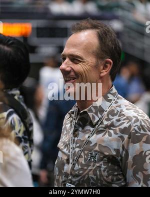 Honolulu, Hawaï, États-Unis. 22 novembre 2024. L'AD Craig Angelos d'Hawaï parle aux fans avant le match de basket-ball NCAA de 2024 entre les North Carolina Tar Heels et les Rainbow Warriors de l'Université d'Hawaï au SimpliFi Arena au Stan Sheriff Center à Honolulu, Hawaï. Glenn Yoza/CSM/Alamy Live News Banque D'Images