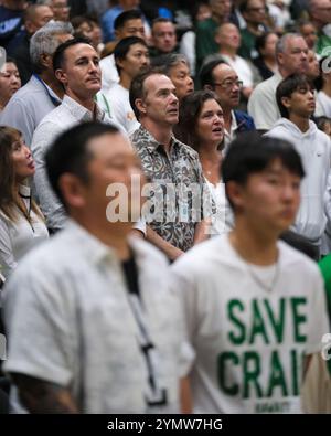 Honolulu, Hawaï, États-Unis. 22 novembre 2024. Hawaï AD Craig Angelos chante l'hymne national avant le début du match de basket-ball NCAA 2024 entre les North Carolina Tar Heels et les Rainbow Warriors de l'Université d'Hawaï au SimpliFi Arena au Stan Sheriff Center à Honolulu, Hawaï. Glenn Yoza/CSM/Alamy Live News Banque D'Images