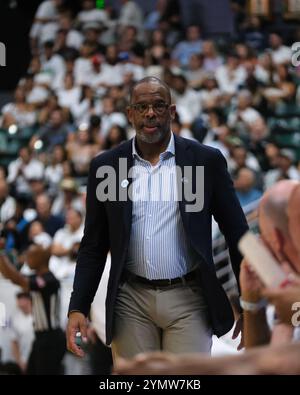 Honolulu, Hawaï, États-Unis. 22 novembre 2024. L'entraîneur-chef de Caroline du Nord parle à ses joueurs lors du match de basket-ball NCAA 2024 entre les North Carolina Tar Heels et les Rainbow Warriors de l'Université d'Hawaï au SimpliFi Arena au Stan Sheriff Center à Honolulu, Hawaï. Glenn Yoza/CSM/Alamy Live News Banque D'Images