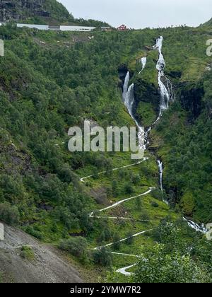 Cascade de Myrdalsfossen près de Myrdal, dans la rivière Myrdola de la municipalité Aurland avec une route en zigzag sur le côté vers le haut de la cascade. Norwegian Banque D'Images