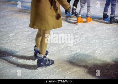 Les gens patinent la nuit sur la piste de patinage temporaire devant l'hôtel de ville de Séoul, Corée du Sud, le 9 février 2024 Banque D'Images