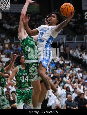Honolulu, Hawaï, États-Unis. 22 novembre 2024. Le gardien de Caroline du Nord Elliot cadeau (3) tire la balle lors du match de basket-ball de la NCAA 2024 entre les North Carolina Tar Heels et les Rainbow Warriors de l'Université d'Hawaï au SimpliFi Arena au Stan Sheriff Center à Honolulu, Hawaï. Glenn Yoza/CSM/Alamy Live News Banque D'Images