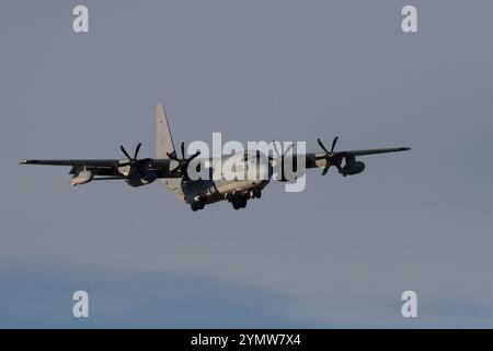 Lockheed Martin KC130J HerculesTanker avion avec l'US Marine corps Aerial Refueler transport Squadron 153 (VMGR153) volant près de NAF Atsugi. Japon Banque D'Images