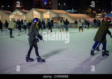 Les gens patinent la nuit sur la piste de patinage temporaire devant l'hôtel de ville de Séoul, Corée du Sud, le 9 février 2024 Banque D'Images