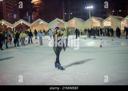 Les gens patinent la nuit sur la piste de patinage temporaire devant l'hôtel de ville de Séoul, Corée du Sud, le 9 février 2024 Banque D'Images