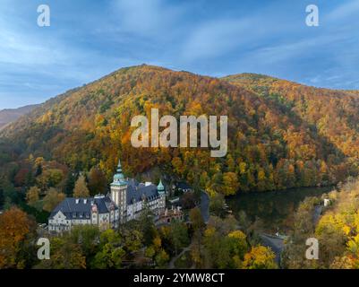 Vue aérienne du château de Lillafured avec des couleurs d'automne au coucher du soleil Lillafured est l'un des plus beaux environnements naturels, Miskolc dans le par oriental Banque D'Images