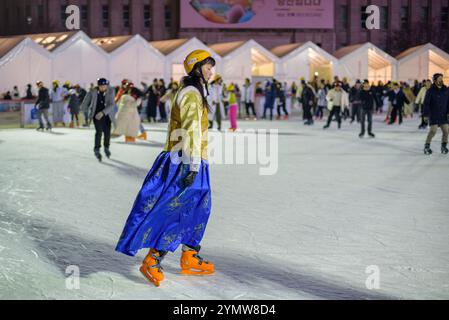 Les gens patinent la nuit sur la piste de patinage temporaire devant l'hôtel de ville de Séoul, Corée du Sud, le 9 février 2024 Banque D'Images