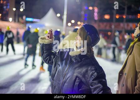 Les gens patinent la nuit sur la piste de patinage temporaire devant l'hôtel de ville de Séoul, Corée du Sud, le 9 février 2024 Banque D'Images