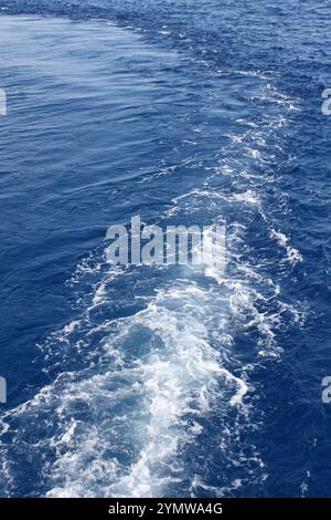 Tracer avec de la mousse blanche du bateau sur l'eau Banque D'Images