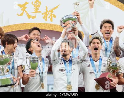 Tokyo, Japon. 23 novembre 2024. Le capitaine du Vissel Kobe Hotaru Yamaguchi (C) remporte la Coupe de l'Empereur alors qu'ils remportent le championnat en finale au stade national du Japon à Tokyo le samedi 23 novembre 2024. Vissel Kobe a battu Gamba Osaka 1-0 en finale. (Photo de Yoshio Tsunoda/AFLO) Banque D'Images