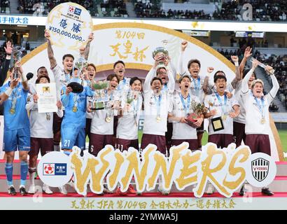 Tokyo, Japon. 23 novembre 2024. Le capitaine du Vissel Kobe Hotaru Yamaguchi (C) remporte la Coupe de l'Empereur alors qu'ils remportent le championnat en finale au stade national du Japon à Tokyo le samedi 23 novembre 2024. Vissel Kobe a battu Gamba Osaka 1-0 en finale. (Photo de Yoshio Tsunoda/AFLO) Banque D'Images