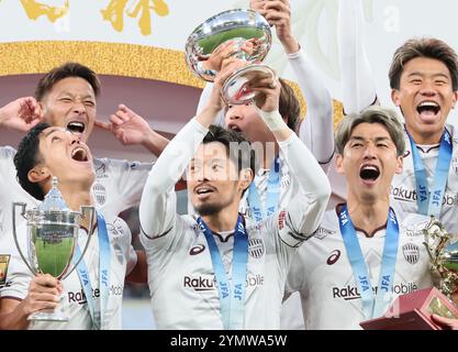 Tokyo, Japon. 23 novembre 2024. Le capitaine du Vissel Kobe Hotaru Yamaguchi (C) remporte la Coupe de l'Empereur alors qu'ils remportent le championnat en finale au stade national du Japon à Tokyo le samedi 23 novembre 2024. Vissel Kobe a battu Gamba Osaka 1-0 en finale. (Photo de Yoshio Tsunoda/AFLO) Banque D'Images