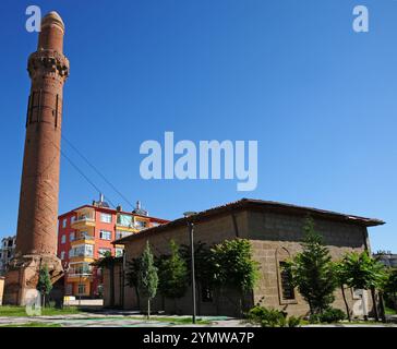 Situé à Aksaray, en Turquie, le Minaret Egri a été construit en 13th pendant la période Seljuk. Le minaret est conçu incliné. Banque D'Images