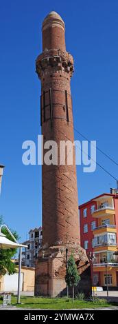 Situé à Aksaray, en Turquie, le Minaret Egri a été construit en 13th pendant la période Seljuk. Le minaret est conçu incliné. Banque D'Images