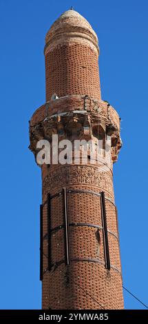 Situé à Aksaray, en Turquie, le Minaret Egri a été construit en 13th pendant la période Seljuk. Le minaret est conçu incliné. Banque D'Images