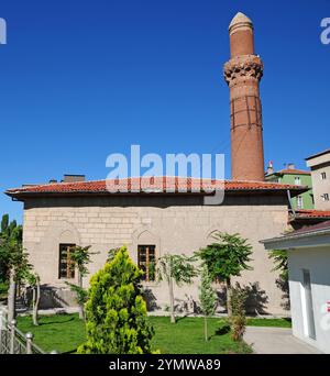 Situé à Aksaray, en Turquie, le Minaret Egri a été construit en 13th pendant la période Seljuk. Le minaret est conçu incliné. Banque D'Images