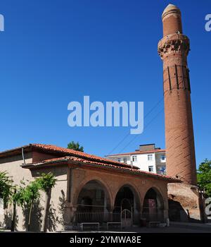 Situé à Aksaray, en Turquie, le Minaret Egri a été construit en 13th pendant la période Seljuk. Le minaret est conçu incliné. Banque D'Images