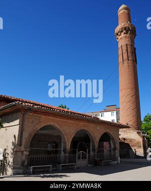 Situé à Aksaray, en Turquie, le Minaret Egri a été construit en 13th pendant la période Seljuk. Le minaret est conçu incliné. Banque D'Images