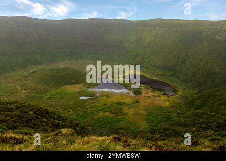 La caldeira de Cabeço Gordo, un stratovolcan massif, forme l'île de Faial, aux Açores. Banque D'Images