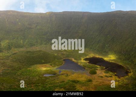 La caldeira de Cabeço Gordo, un stratovolcan massif, forme l'île de Faial, aux Açores. Banque D'Images