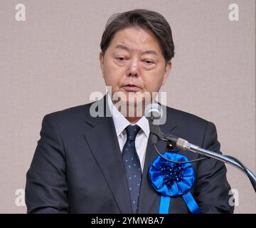 Tokyo, Japon. 23 novembre 2024. Yoshimasa Hayashi, secrétaire en chef du Cabinet japonais, prend la parole lors du rassemblement des familles des victimes enlevées par la Corée du Nord à Tokyo, au Japon, le samedi 23 novembre 2024. Photo de Keizo Mori/UPI crédit : UPI/Alamy Live News Banque D'Images