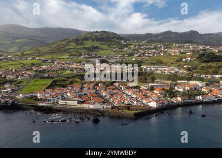 Vue de Horta, île de Faial, Açores, depuis Monte da Guia, un ancien volcan sous-marin qui a fusionné avec l'île de Faial. Banque D'Images