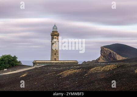 Entre 1957 et 1958, une éruption volcanique a provoqué la destruction du phare de Capelinhos, sur l'île de Faial, aux Açores. Banque D'Images