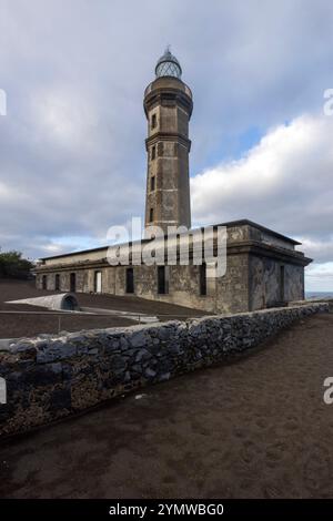 Entre 1957 et 1958, une éruption volcanique a provoqué la destruction du phare de Capelinhos, sur l'île de Faial, aux Açores. Banque D'Images