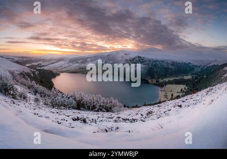 Coucher de soleil sur un Lough Tay enneigé Banque D'Images