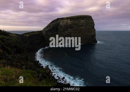 Morro de Castelo Branco sur l'île de Faial, aux Açores, a été formé par la lave coulante de l'éruption du volcan central de Caldeira do Faial. Banque D'Images