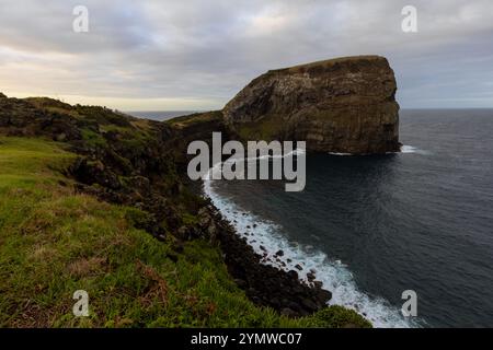 Morro de Castelo Branco sur l'île de Faial, aux Açores, a été formé par la lave coulante de l'éruption du volcan central de Caldeira do Faial. Banque D'Images