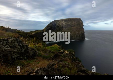 Morro de Castelo Branco sur l'île de Faial, aux Açores, a été formé par la lave coulante de l'éruption du volcan central de Caldeira do Faial. Banque D'Images