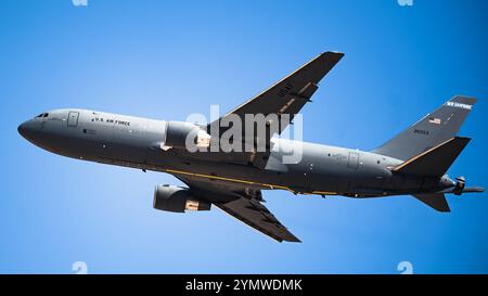 Un KC-46A Pegasus de l'US Air Force affecté au 133rd Expeditionary Air Reaveling Squadron vole dans la zone de responsabilité du commandement central des États-Unis Banque D'Images