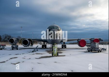 Un Stratotanker KC-135 de l'US Air Force affecté à la 100th Air ravitaillement Wing est assis sur une rampe à Ramstein Air base, Allemagne, 22 novembre 2024. Le 100e A Banque D'Images