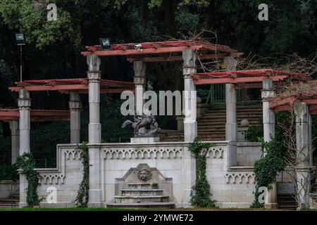 Parc Miramare avec fontaine et statue équestre en bronze. C'est un grand parc autour du château de Miramare situé directement sur le golfe de Trieste Banque D'Images