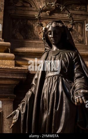 Statue de Sainte-Marie. Église et paiments des années 1600 Église Sainta Maria di Nazareth Basilica fresques Alltar à Venise Italie 04.01.2024 Banque D'Images