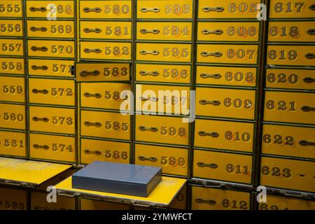 Coffre-fort à l'intérieur d'un ancien coffre-fort bancaire. Concept de stockage de documents importants ou d'objets de valeur dans un environnement sûr et sécuritaire. Banque D'Images