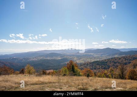 Sommets des collines de montagne Golija avec ciel sombre et nuageux à l'horizon Banque D'Images