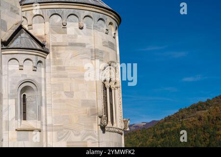 Un mur de marbre avec des fenêtres ornées sur la lumière du soleil du monastère Studenica en Serbie. Banque D'Images