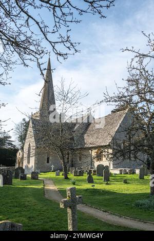 Église All Saints, extérieur de Down Ampney, Gloucestershire, Angleterre Banque D'Images