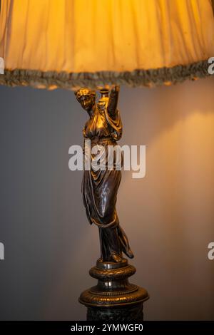 Lampe vintage avec sculpture comme chevalet Banque D'Images