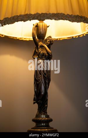 Lampe vintage avec sculpture comme chevalet Banque D'Images