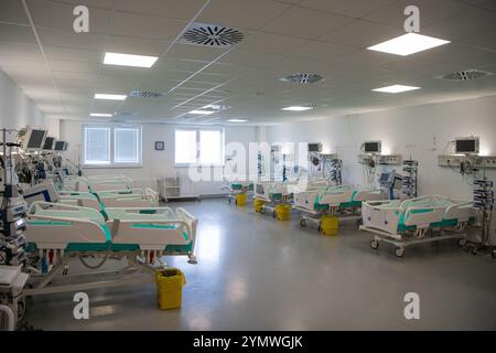 Technologie moderne dans une salle vide d'unité de soins intensifs avec différents équipements et appareils, lits et oreillers. Banque D'Images