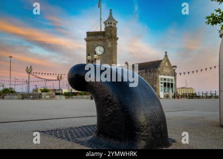 Le Waterfront Marina Curve au port de Douvres dans le Kent Banque D'Images