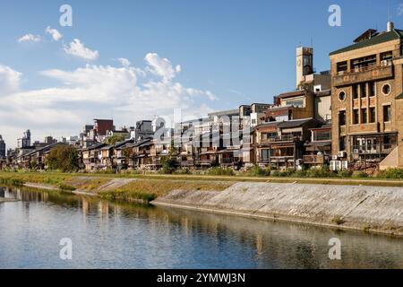 Kyoto, Japon. 25 octobre 2024. Japon 2024, voyage, Kyoto, rivière Kamogawa, rivière, ville, ville, crédit : dpa/Alamy Live News Banque D'Images