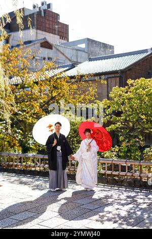 Kyoto, Japon. 25 octobre 2024. Japon 2024, voyage, Kyoto, un couple en vêtements traditionnels japonais, couple en robes japonaises, vêtements, kimono, vieille ville crédit : dpa/Alamy Live News Banque D'Images