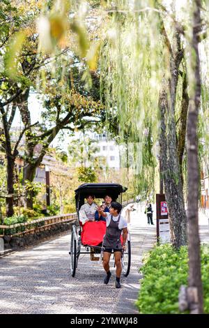 Kyoto, Japon. 25 octobre 2024. Japon 2024, voyage, Kyoto, un couple en vêtements traditionnels japonais, couple en robes japonaises, vêtements, kimono, vieille ville crédit : dpa/Alamy Live News Banque D'Images